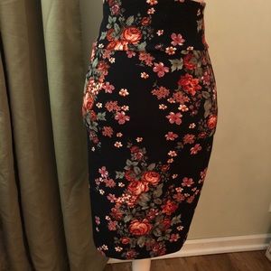 XS Lularoe Cassie skirt. Dark floral.